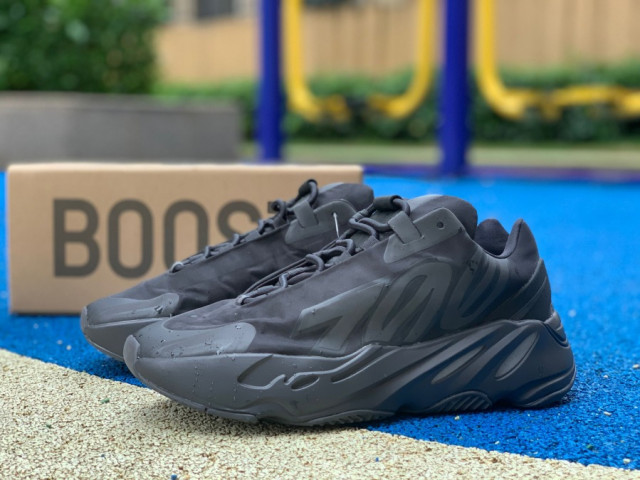 Yeezy Boost 700 Mnvn Triple Black 1601