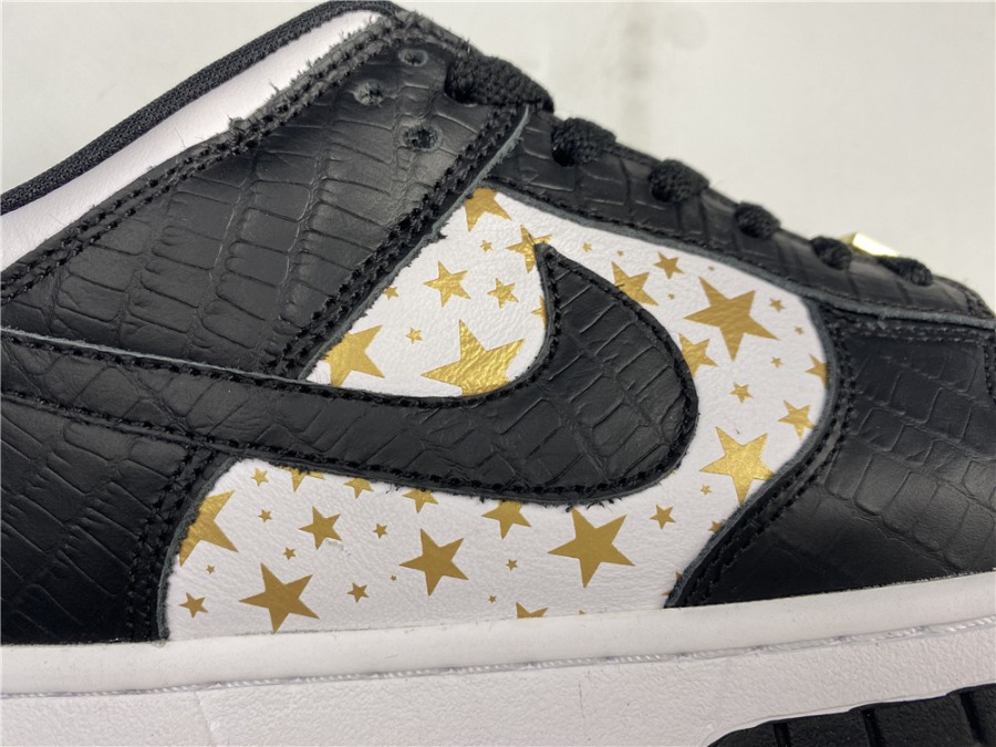 sb dunk low x supreme