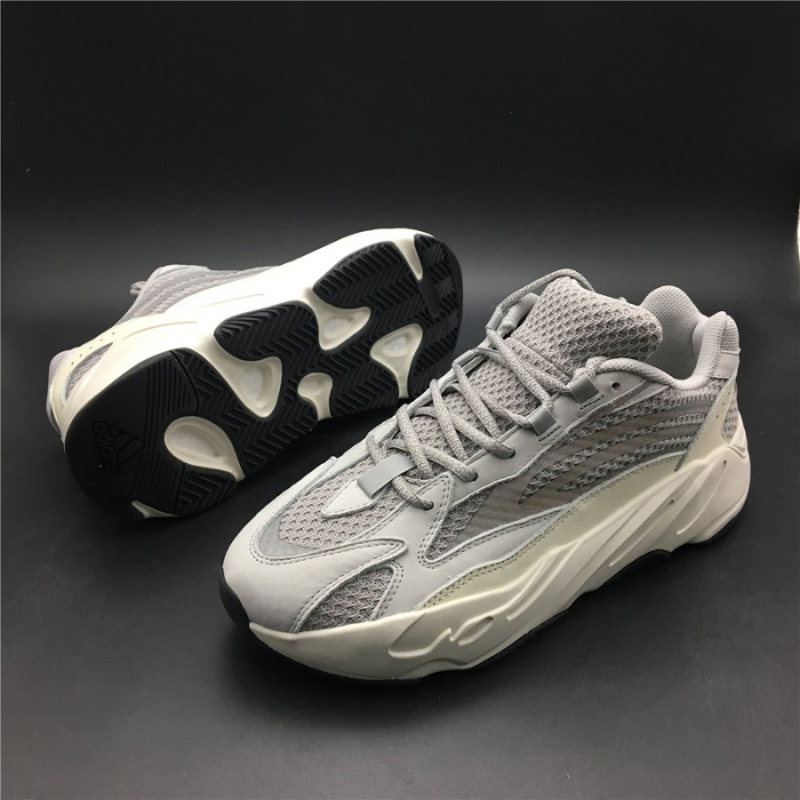 yeezy 700 v2 static sizing